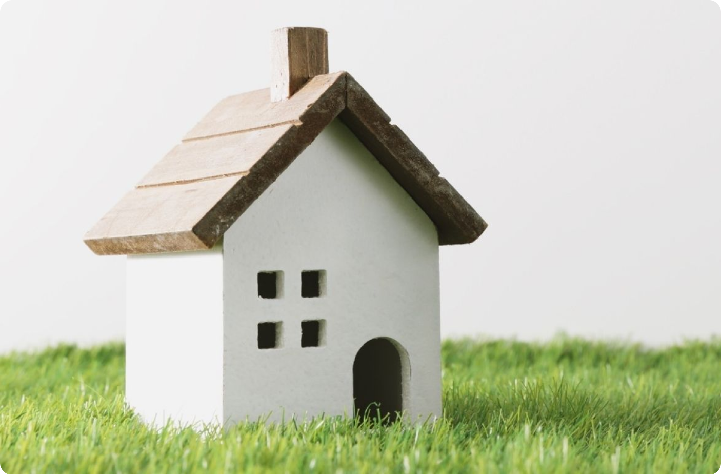 高齢者施設で楽しむ入居者とスタッフの写真